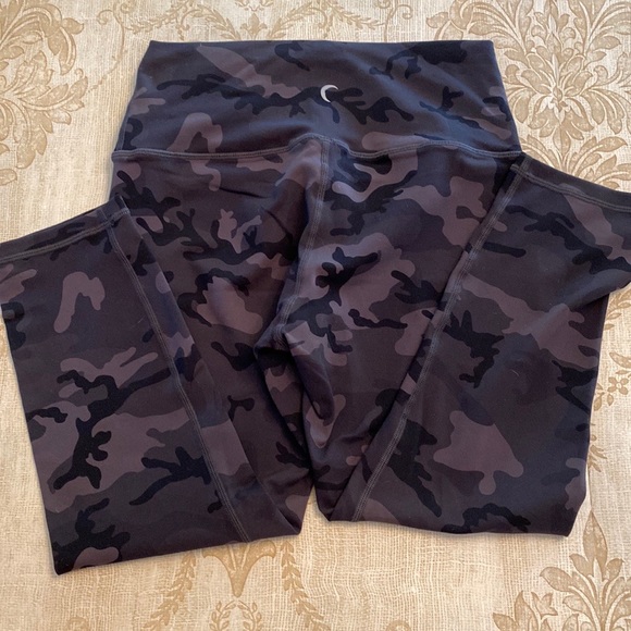ZYIA Active Forest Camo Luxe High-Rise Capri Leggings 4 - Picture 6 of 7